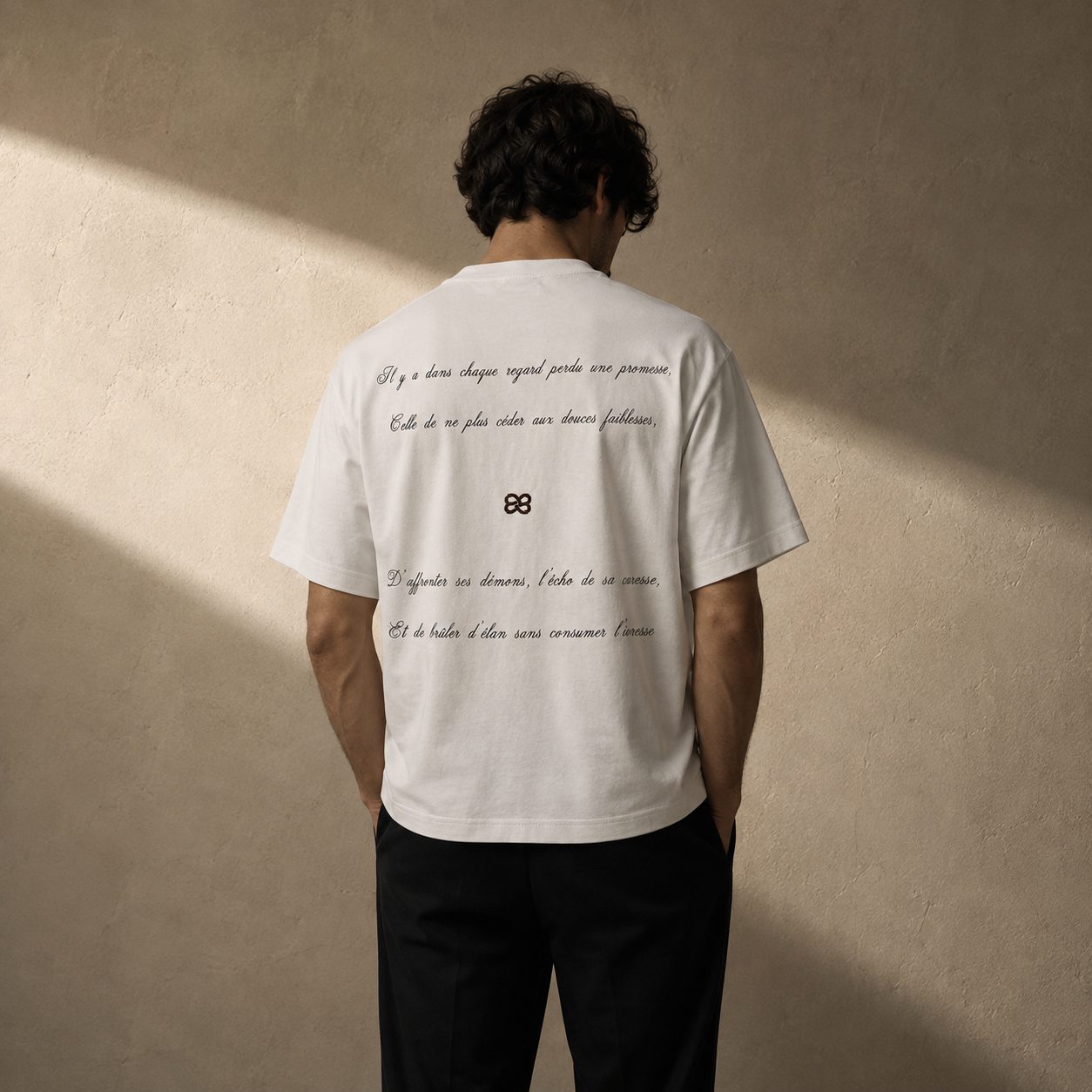 T-shirt Brume blanc cassé de la Série I, vu de dos, emblème brodé