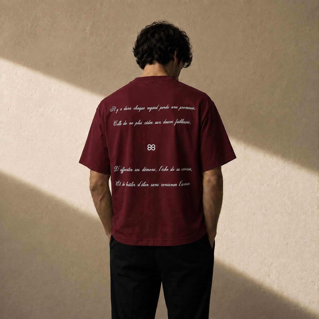 T-shirt Grenat bordeaux de la Série I, vu de dos, emblème brodé