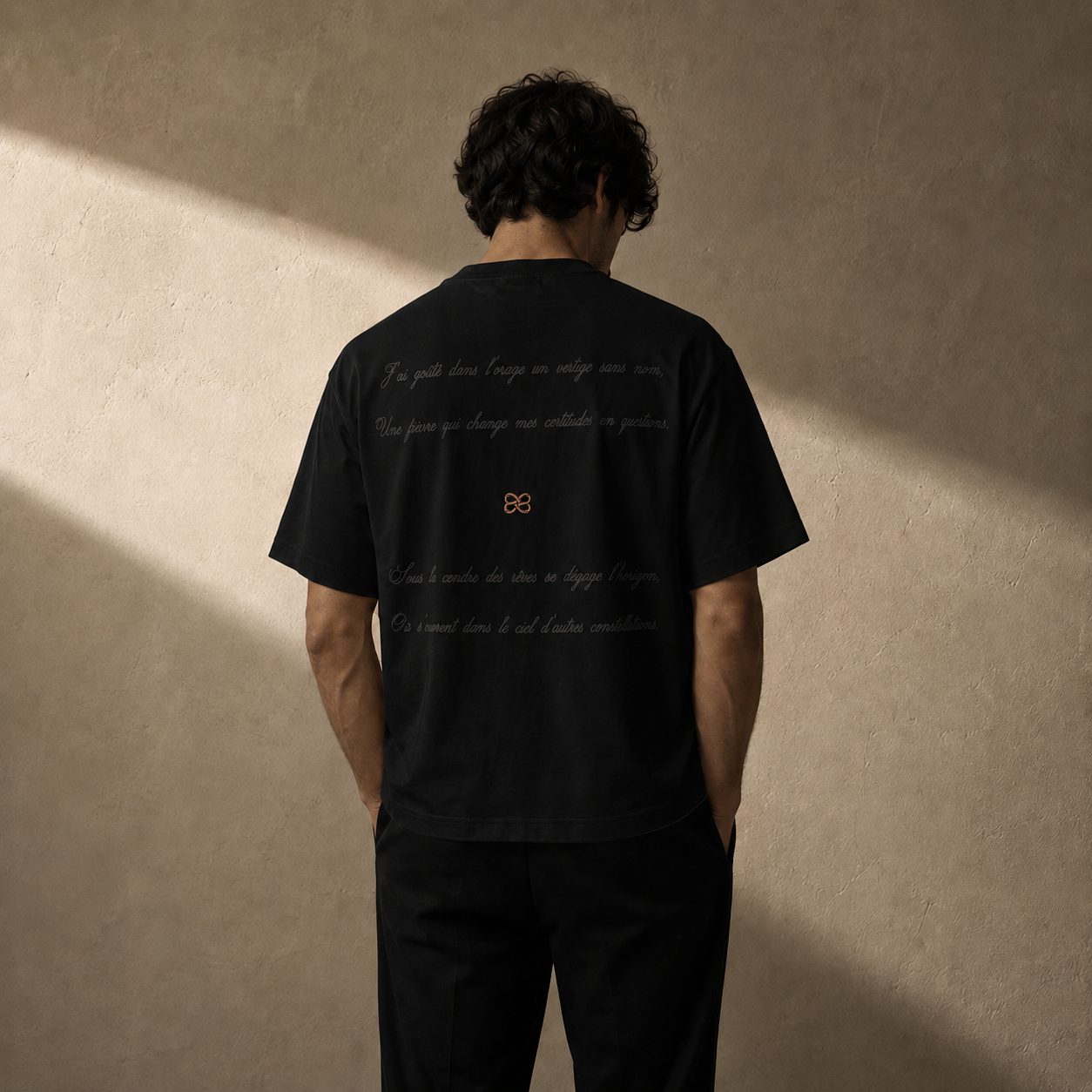 T-shirt Obsidienne noir de la Série I, vu de dos, emblème brodé