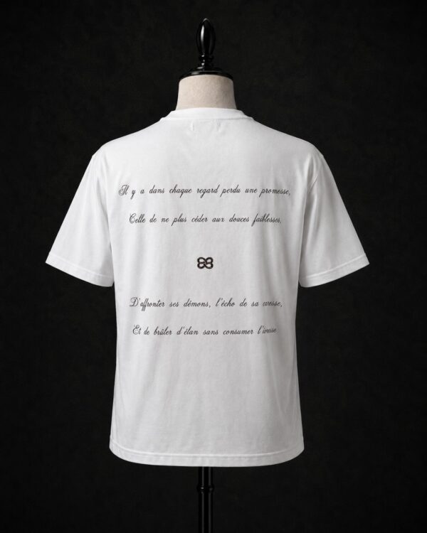 T-shirt Brume blanc cassé de la Série I Maison Consonance, vu de dos, poème et emblème brodés