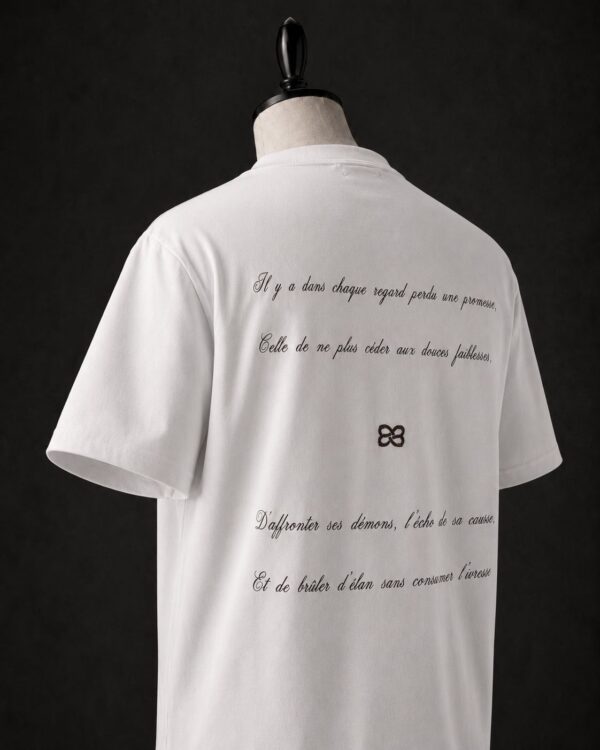 T-shirt Brume blanc cassé de la Série I Maison Consonance, vu de dos, trois quarts droite
