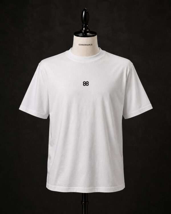 T-shirt Brume blanc cassé de la Série I Maison Consonance, vu de face, emblème brodé au cœur