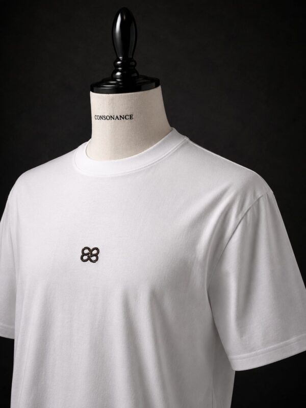 T-shirt Brume blanc cassé de la Série I Maison Consonance, détail de la broderie sur le devant