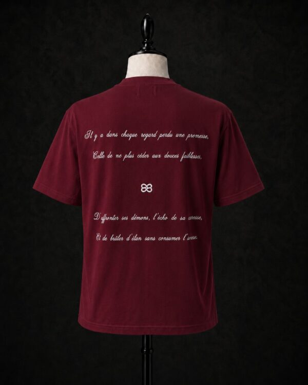 T-shirt Grenat rouge bordeaux de la Série I Maison Consonance, vu de dos, poème et emblème brodés
