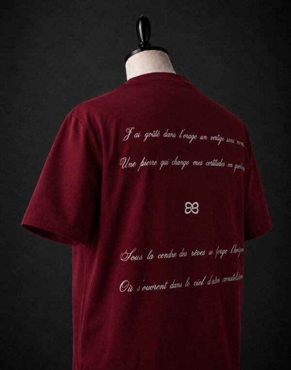 T-shirt Grenat rouge bordeaux de la Série I Maison Consonance, vu de dos, poème et emblème brodés