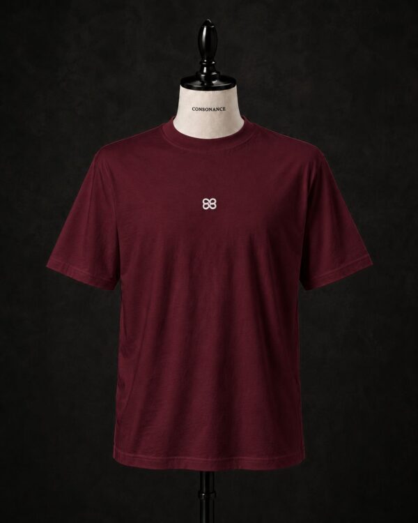 T-shirt Grenat rouge bordeaux de la Série I Maison Consonance, vu de face, emblème brodé au cœur
