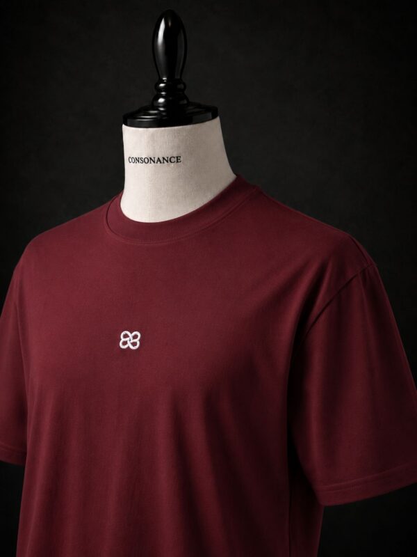 T-shirt Grenat rouge bordeaux de la Série I Maison Consonance, vu de face, emblème brodé au cœur