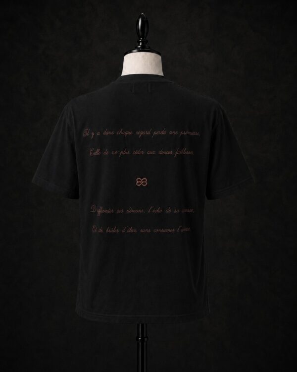 T-shirt Obsidienne noir profond de la Série I Maison Consonance, vu de dos, poème et emblème brodés