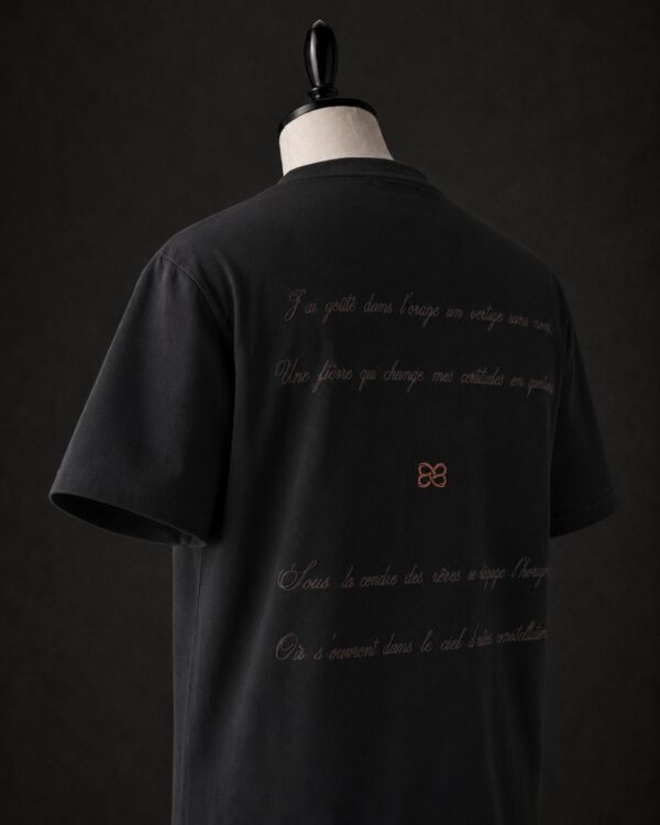 T-shirt Obsidienne noir profond de la Série I Maison Consonance, vu de dos, trois quarts droite