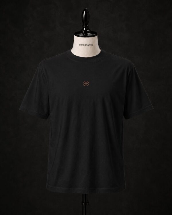 T-shirt Obsidienne noir profond de la Série I Maison Consonance, vu de face, emblème brodé au cœur