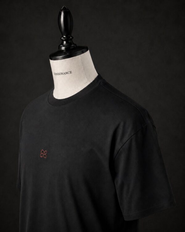 T-shirt Obsidienne noir profond de la Série I Maison Consonance, vu de face, emblème brodé au cœur